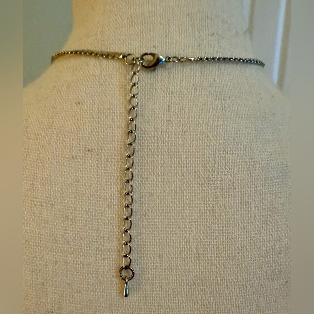 NWOT Chic Black Leaf Necklace and Earring Set - Picture 2 of 3
